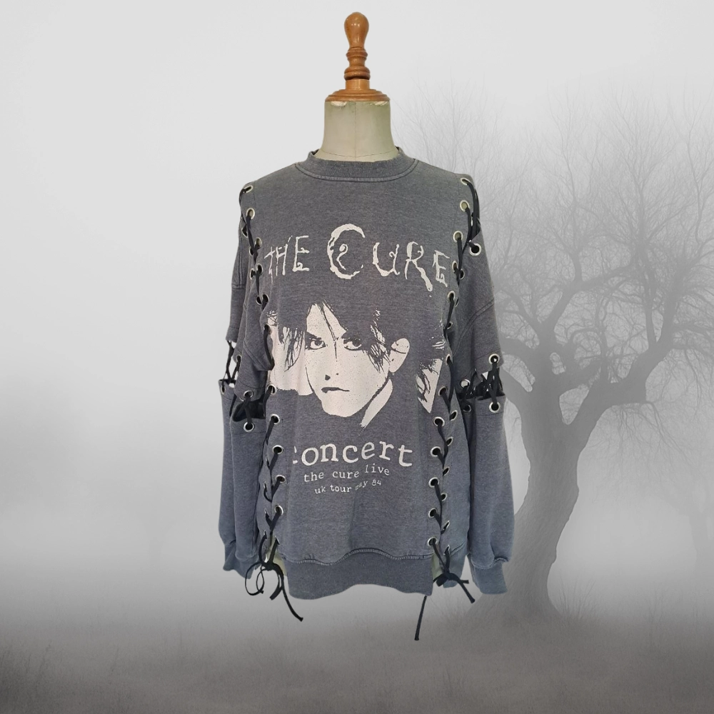 Sudadera upcycling gótica The Cure – ajustable con ojetes y cuerdas – moda alternativa