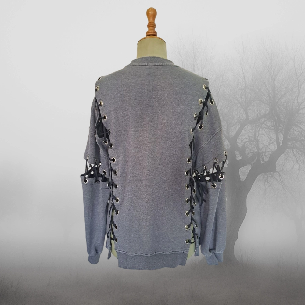 Sudadera upcycling gótica The Cure – ajustable con ojetes y cuerdas – moda alternativa - Imagen 4