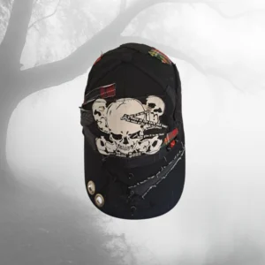 Gorra upcycling punk con pinchos y retales – complemento alternativo gótico