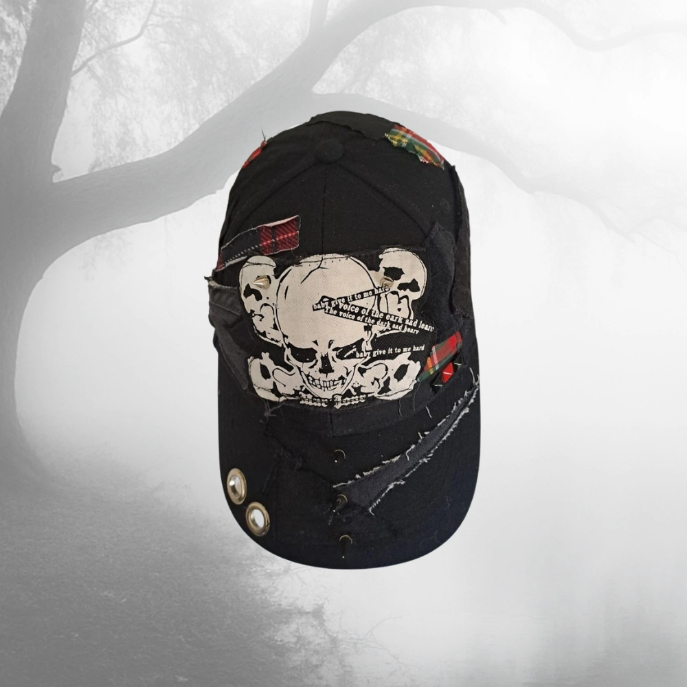 Gorra upcycling punk con pinchos y retales – complemento alternativo gótico