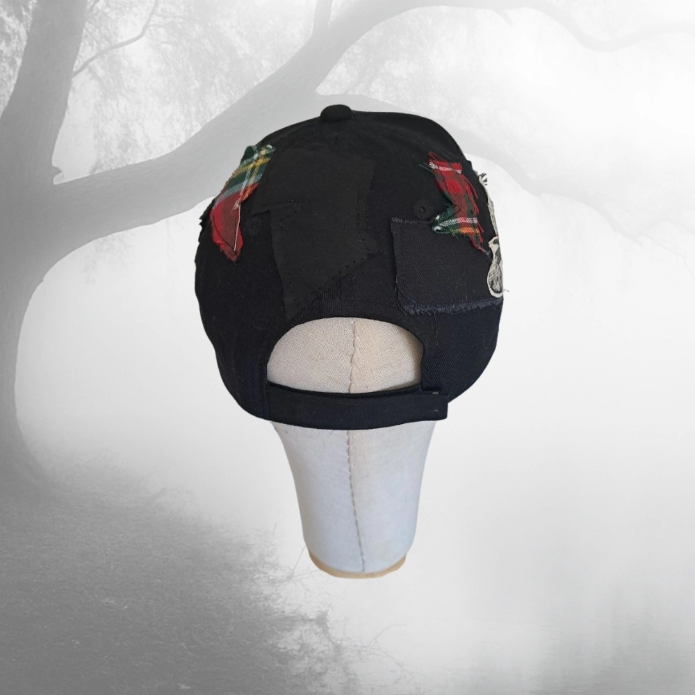 Gorra upcycling punk con pinchos y retales – complemento alternativo gótico - Imagen 4