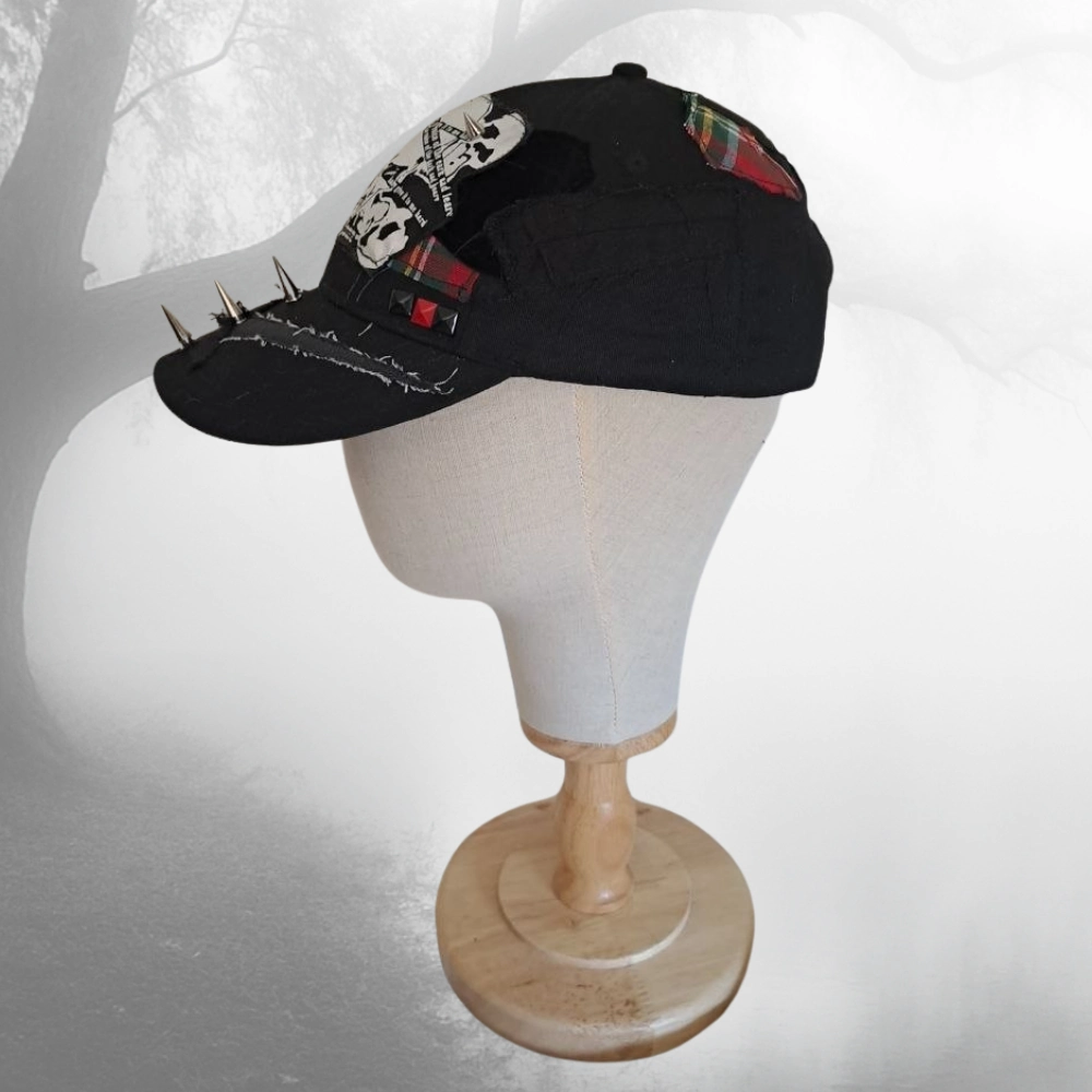 Gorra upcycling punk con pinchos y retales – complemento alternativo gótico - Imagen 5