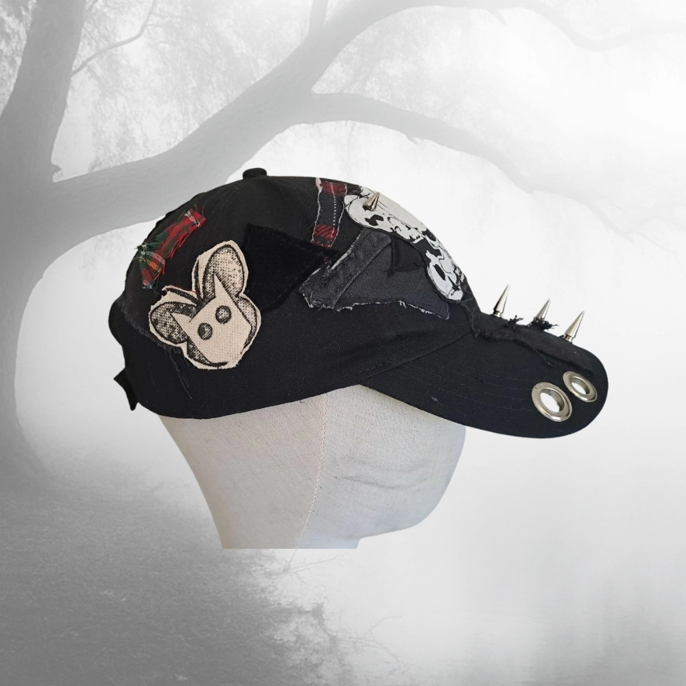 Gorra upcycling punk con pinchos y retales – complemento alternativo gótico - Imagen 3