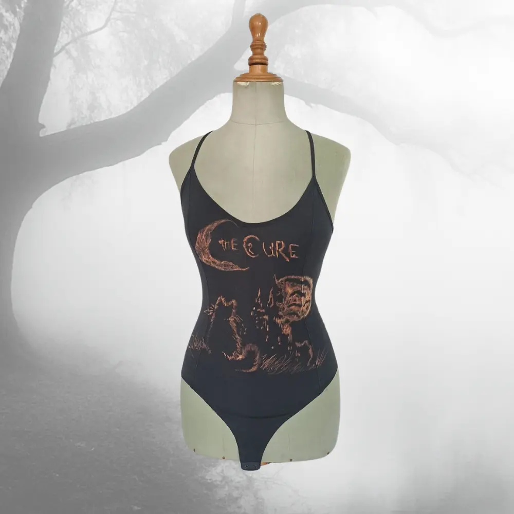 Body upcycling gótico The Cure – pintado a mano con lejía – moda alternativa reciclada