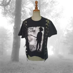 Camiseta upcycling gótica The Cure – ajustable con ojetes y cuerdas – moda alternativa reciclada
