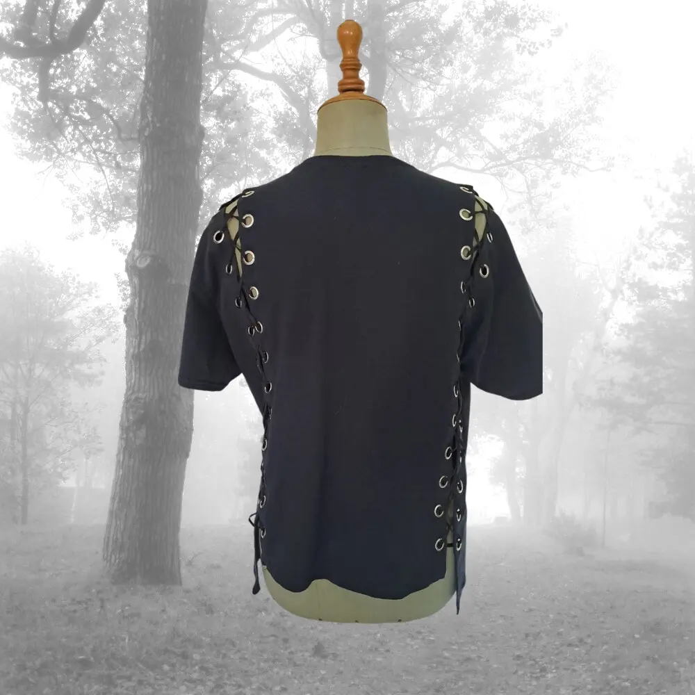 Camiseta upcycling gótica The Cure – ajustable con ojetes y cuerdas – moda alternativa reciclada - Imagen 4