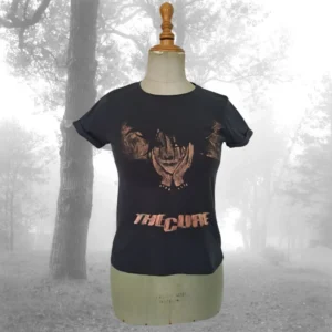 Camiseta upcycling gótica The Cure – Robert Smith pintado a mano con lejía – moda alternativa reciclada