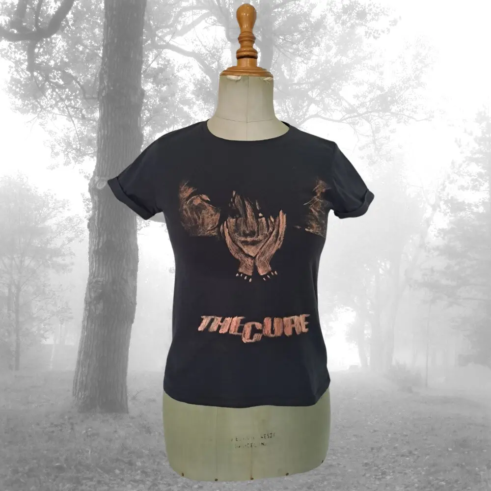 Camiseta upcycling gótica The Cure – Robert Smith pintado a mano con lejía – moda alternativa reciclada
