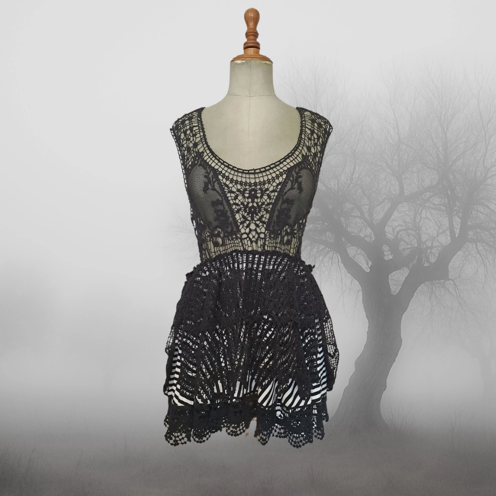 Vestido upcycling gótico mini de encaje