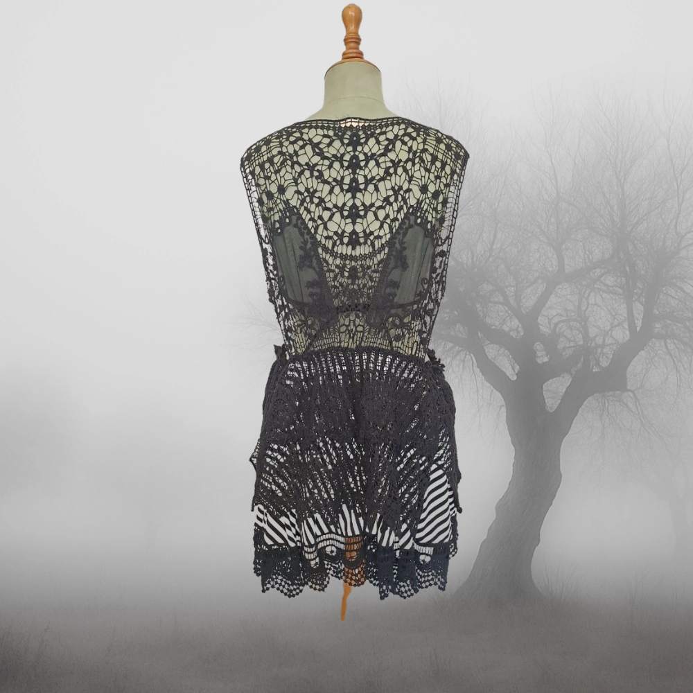 Vestido upcycling gótico mini de encaje - Imagen 4
