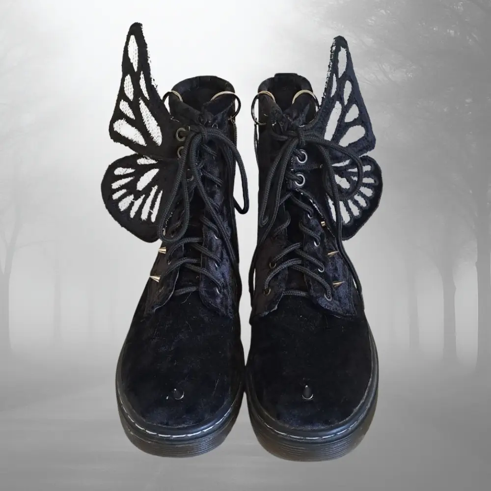 Botas upcycling góticas con alas de mariposa desmontables – pinchos y cadenas – moda alternativa - Imagen 2