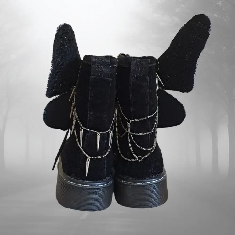 Botas upcycling góticas con alas de mariposa desmontables – pinchos y cadenas – moda alternativa - Imagen 4