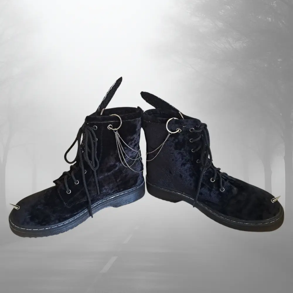 Botas upcycling góticas con alas de mariposa desmontables – pinchos y cadenas – moda alternativa - Imagen 5