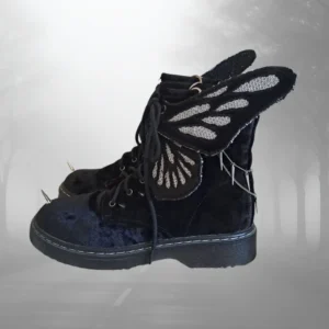 Botas upcycling góticas con alas de mariposa desmontables – pinchos y cadenas – moda alternativa