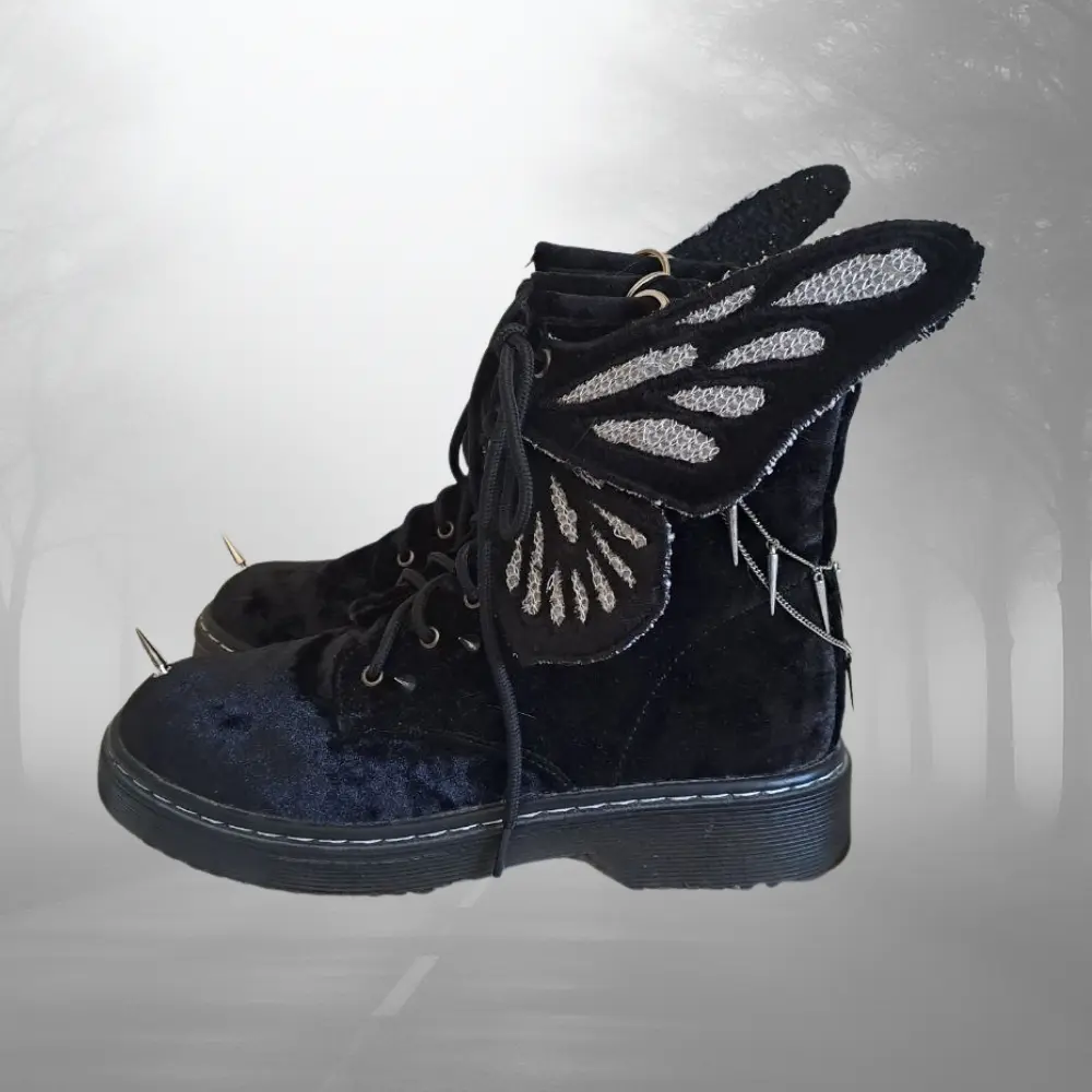 Botas upcycling góticas con alas de mariposa desmontables – pinchos y cadenas – moda alternativa