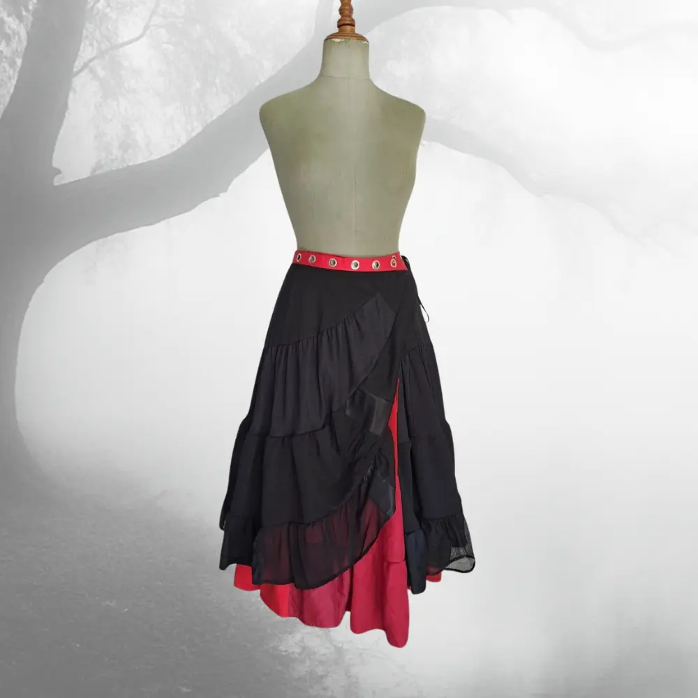 Falda midi upcycling gótica doble capa negro y rojo – estilo emo MCR – moda alternativa reciclada