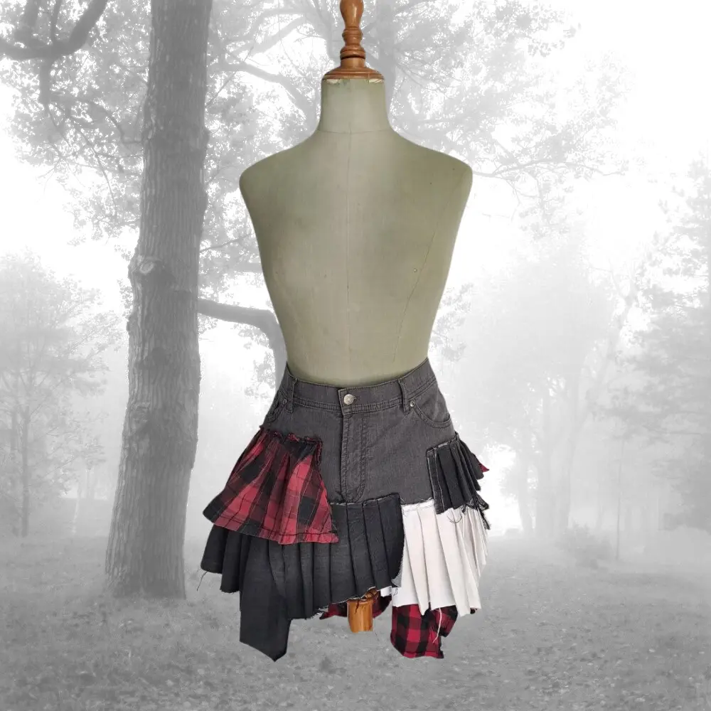 Minifalda upcycling gótica de tablas con retales – estilo emo alternativo – moda reciclada sostenible - Imagen 2
