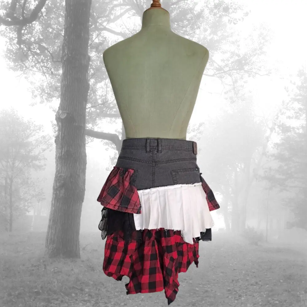 Minifalda upcycling gótica de tablas con retales – estilo emo alternativo – moda reciclada sostenible - Imagen 4
