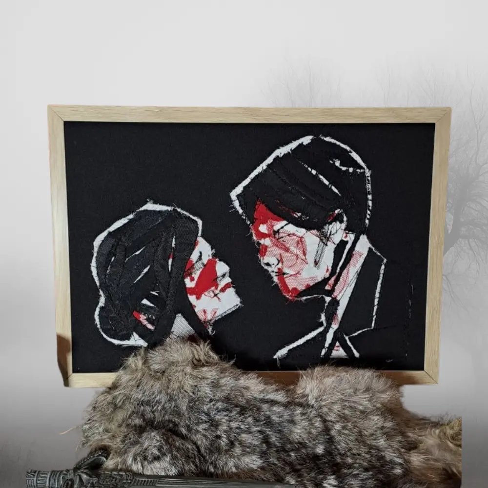 Cuadro upcycling Three Cheers Sweet Revenge MCR – arte alternativo con retales – decoración gótica
