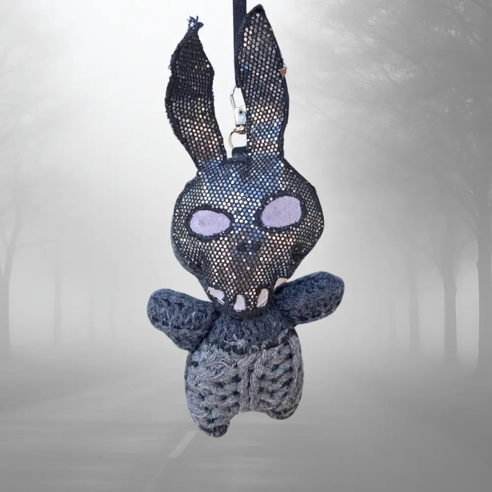 Llavero upcycling Halloween Frank Donnie Darko – colección lablueblue día 2/31 – hecho a mano retales