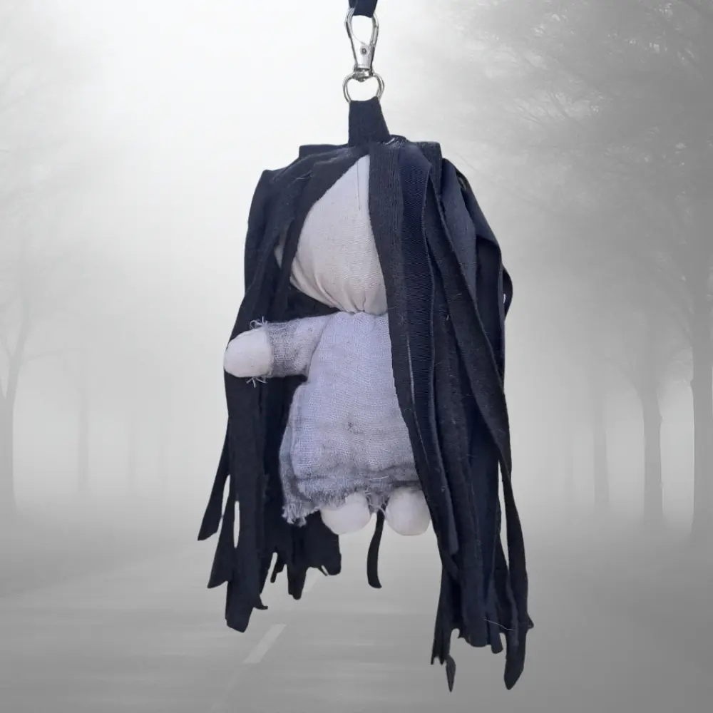 Llavero upcycling Halloween Samara The Ring – colección lablueblue día 9/31 – hecho a mano retales